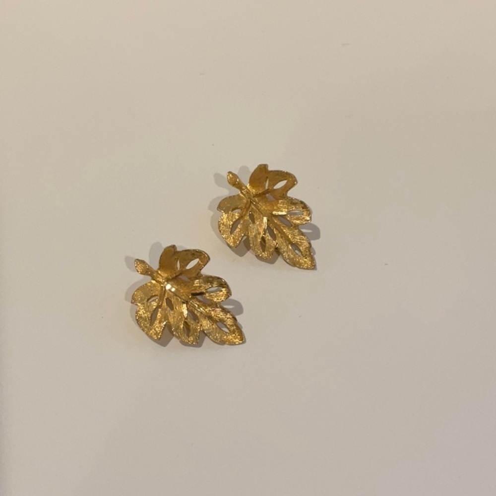Vintage shiny gold leaf clip earrings. Marked “B.S.K.” - Picture 2 of 6